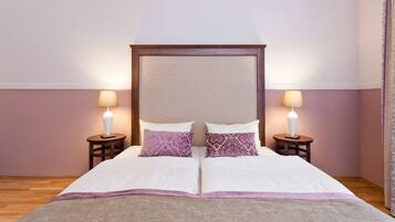 Hypo-allergenic bedding, in-room safe, desk, blackout curtains