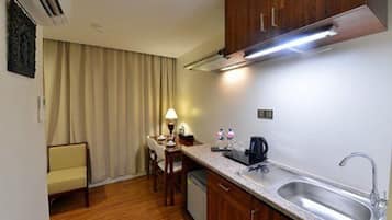 Minibar, caja de seguridad en la habitación y escritorio