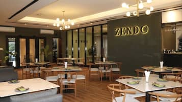 Se sirven desayunos, comidas, cenas y cocina japonesa