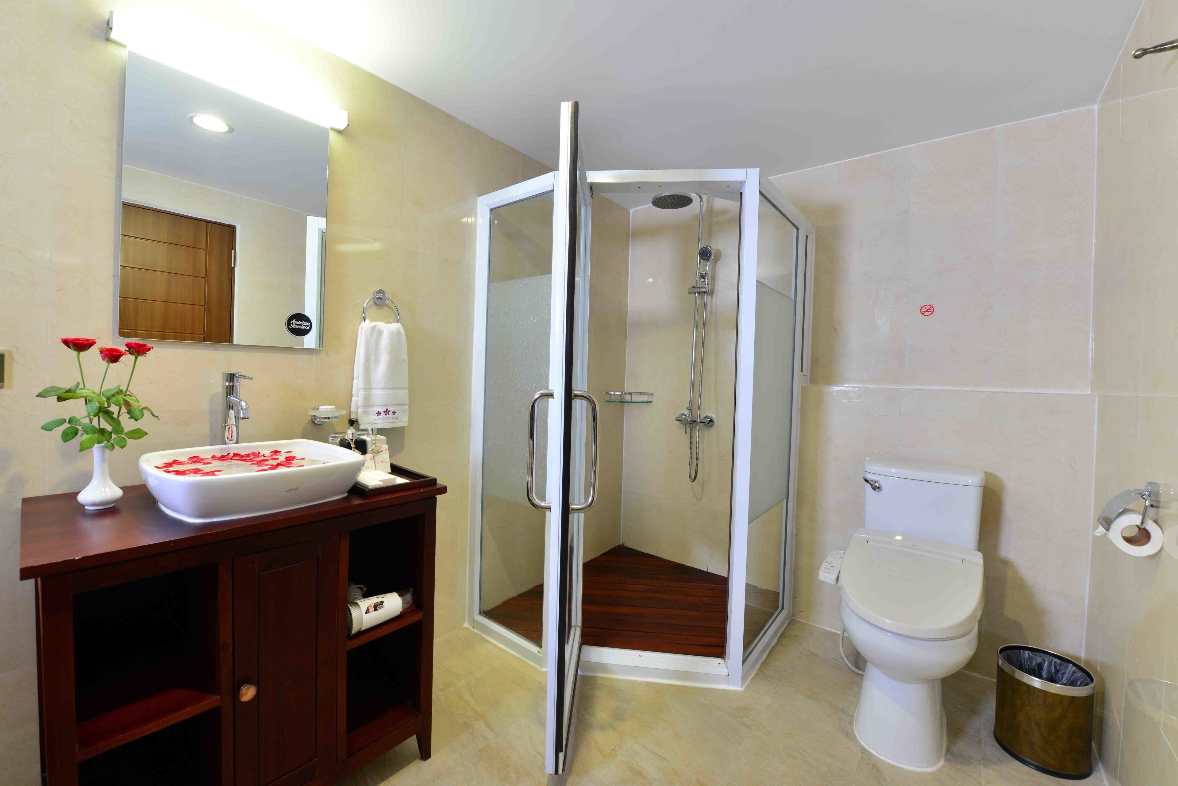 cherry executive room | bathroom shower