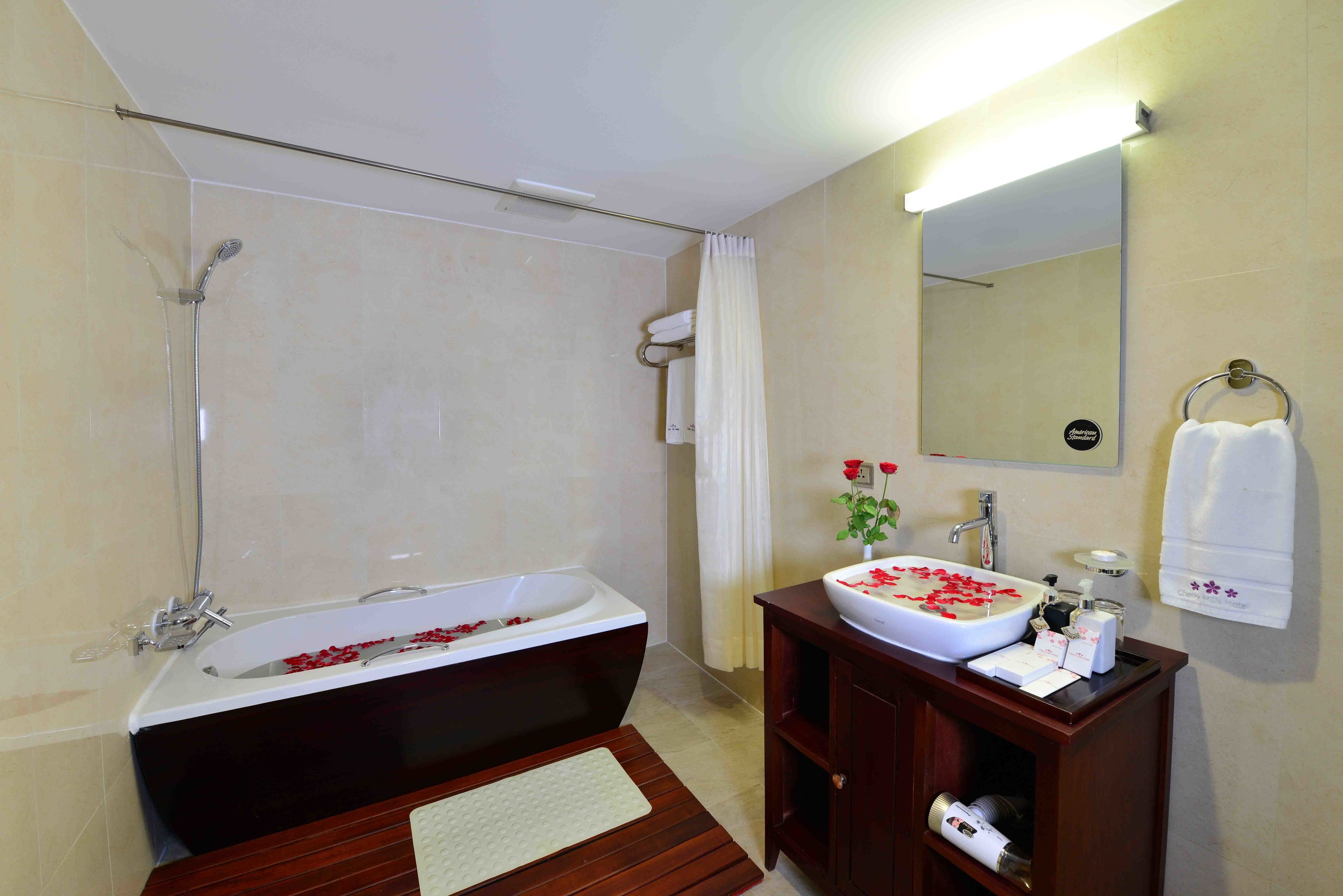 cherry executive room | deep-soaking bathtub