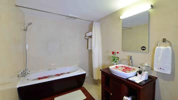 Cherry Executive Room | Deep soaking bathtub