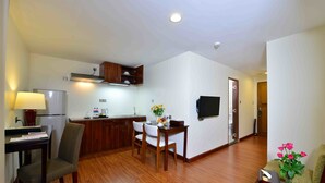 Quarto superior | Área de estar | TV LED 32 polegadas com canais via satélite, TV