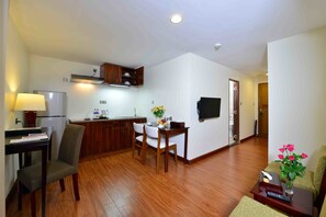 Cherry Deluxe Plus Room | Living area - Cherry Hills Hotel (Yangon)