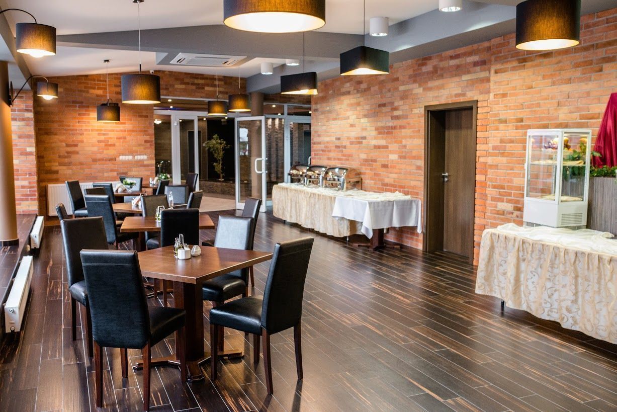 breakfast, lunch, dinner served; international cuisine