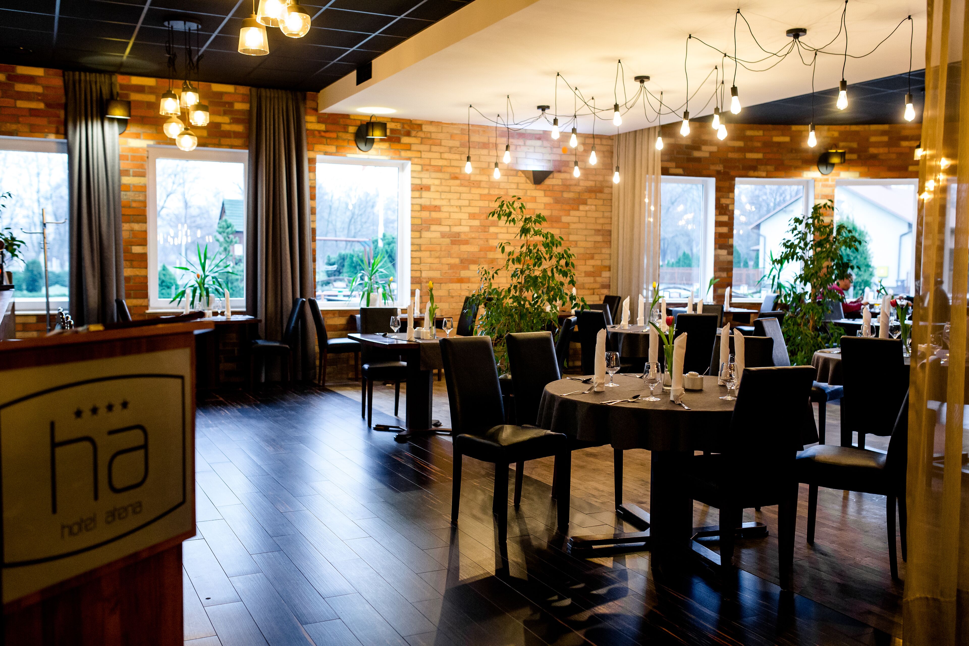 breakfast, lunch, dinner served; international cuisine