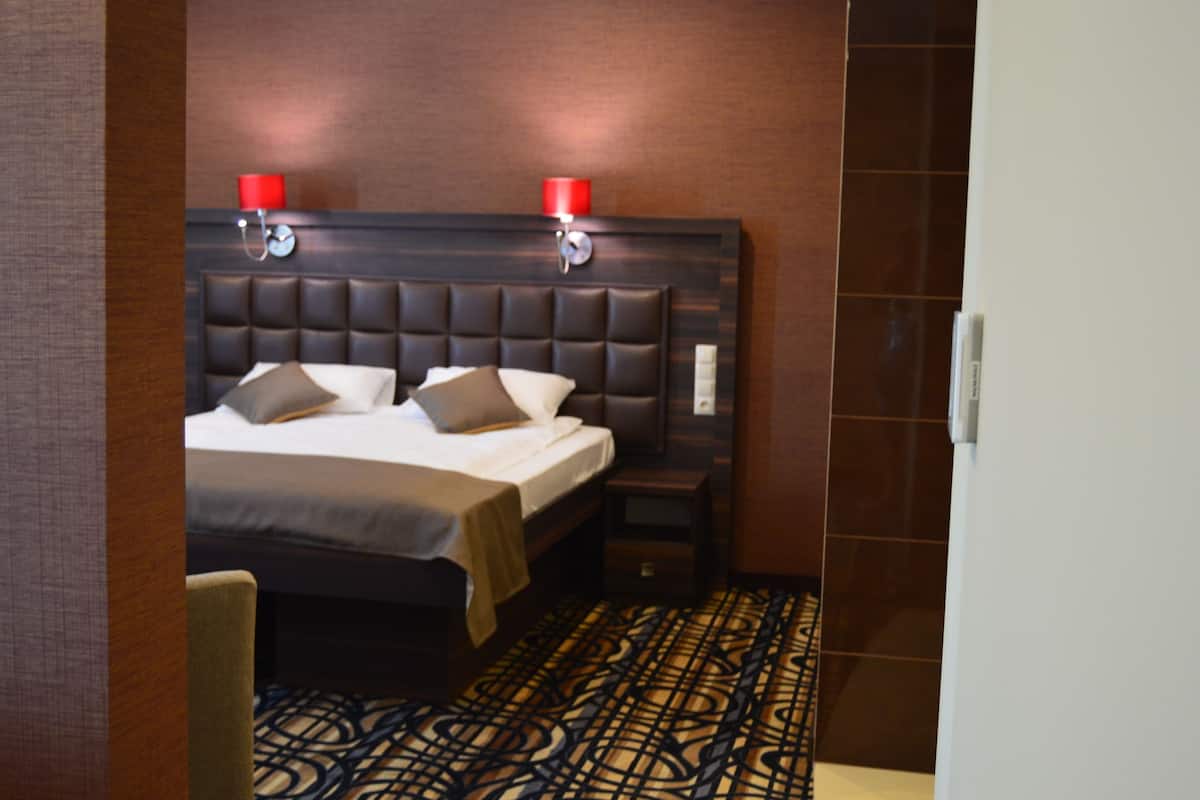 1 bedroom, premium bedding, minibar, desk