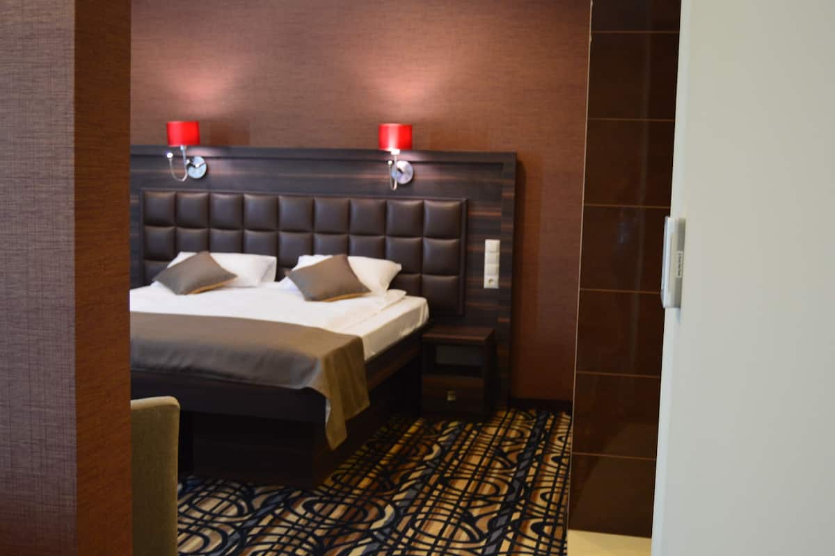 1 bedroom, premium bedding, minibar, desk