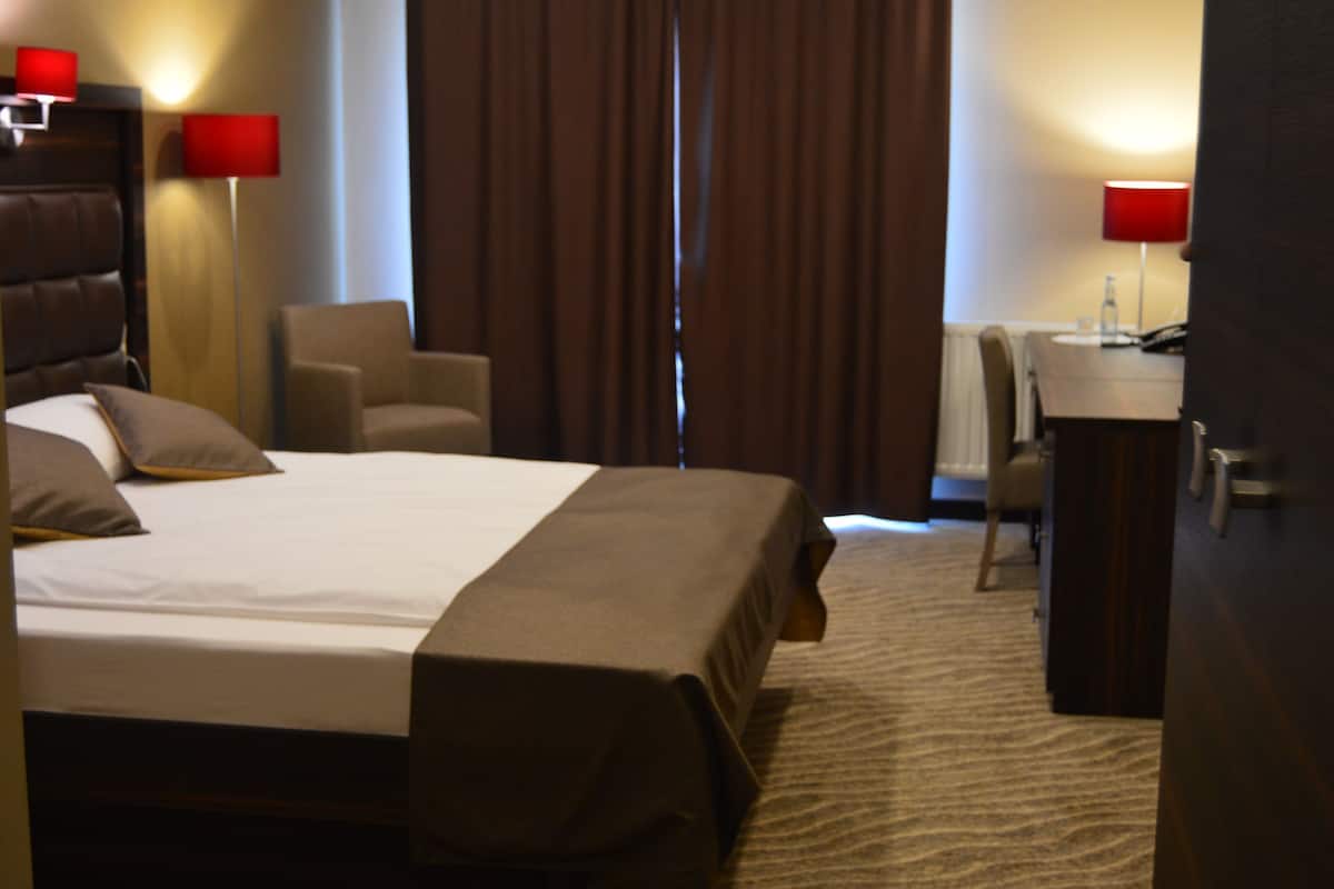 1 bedroom, premium bedding, minibar, desk