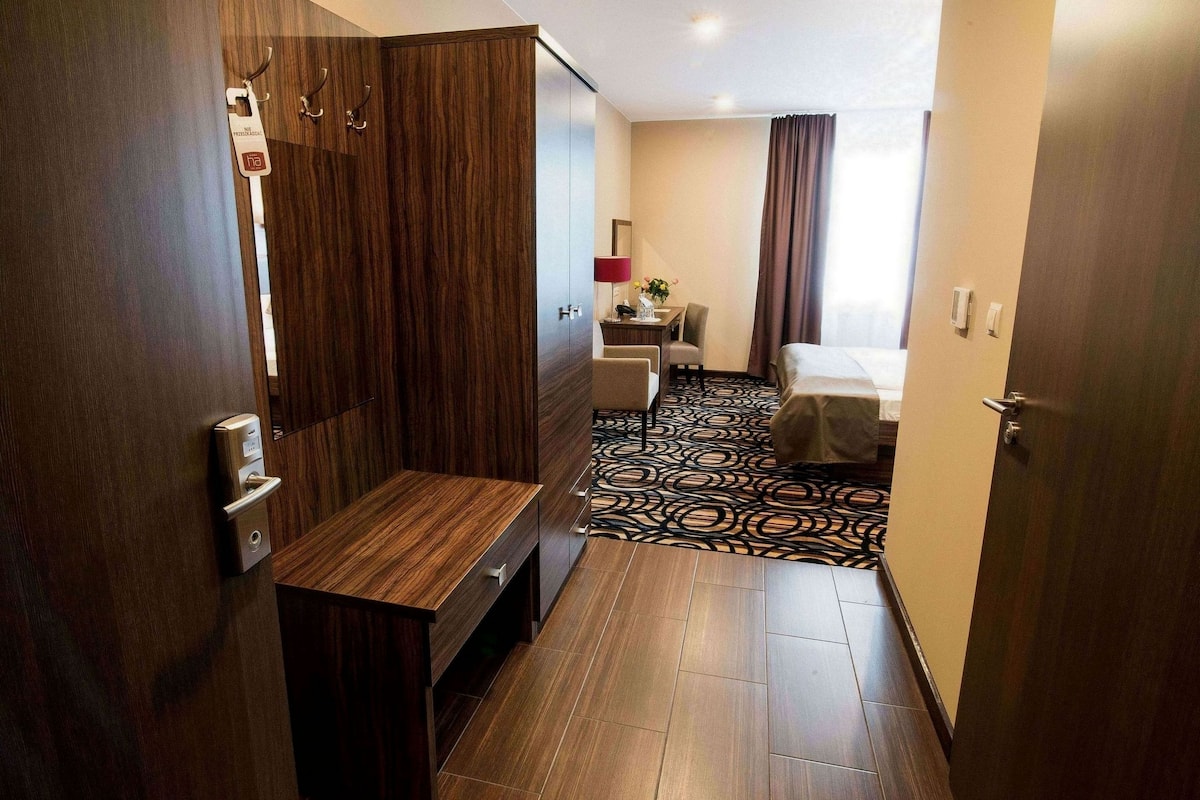 1 bedroom, premium bedding, minibar, desk