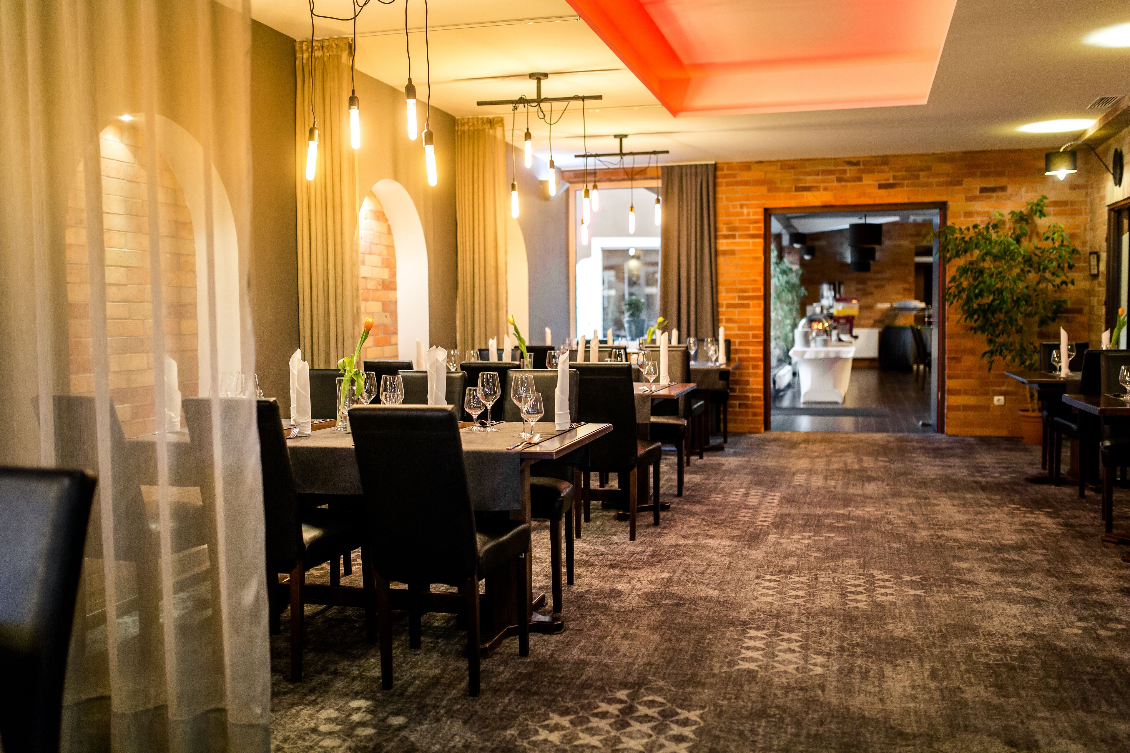 breakfast, lunch, dinner served; international cuisine