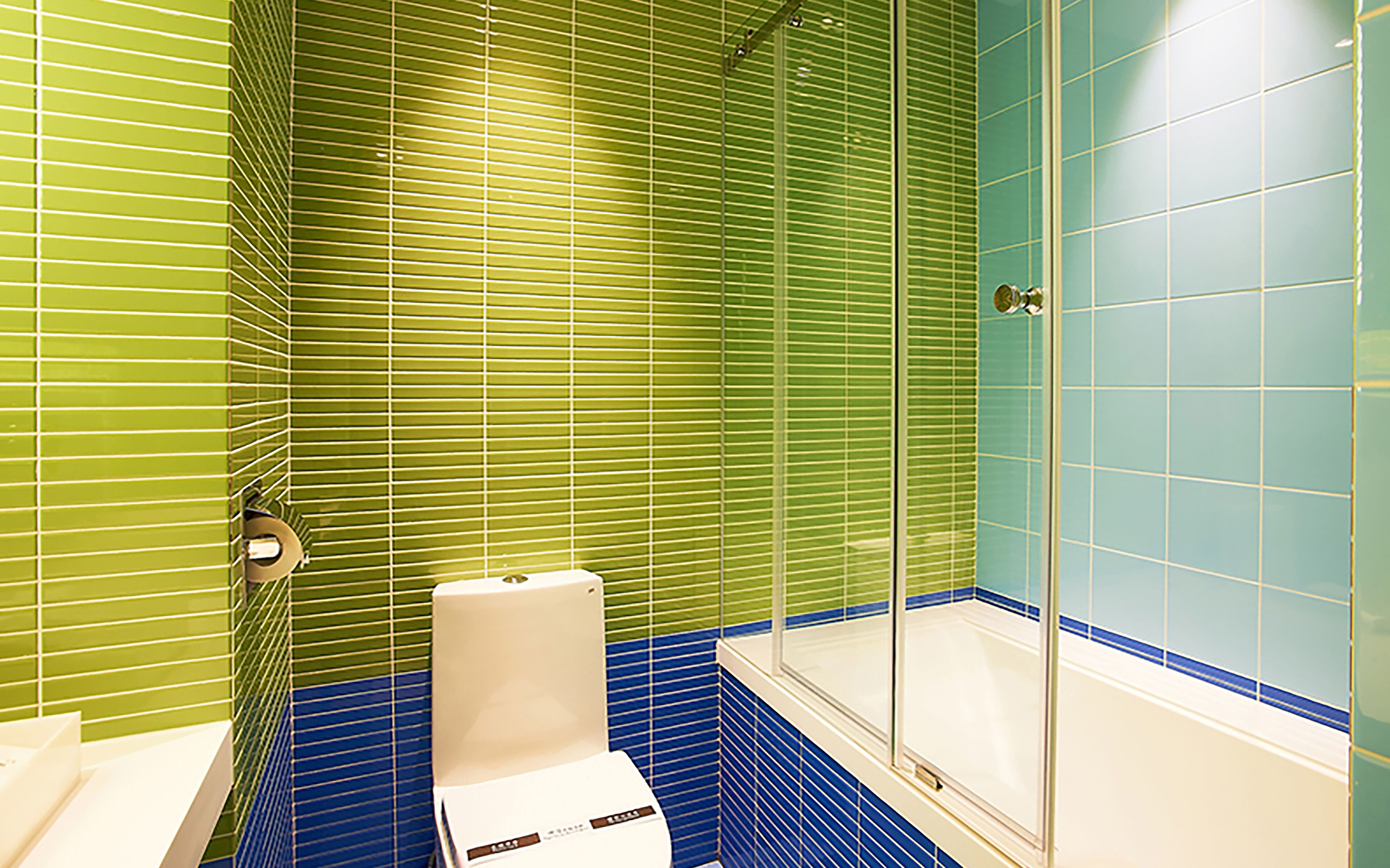 standard double room | bathroom | combined shower/bathtub, hair dryer, slippers, towels