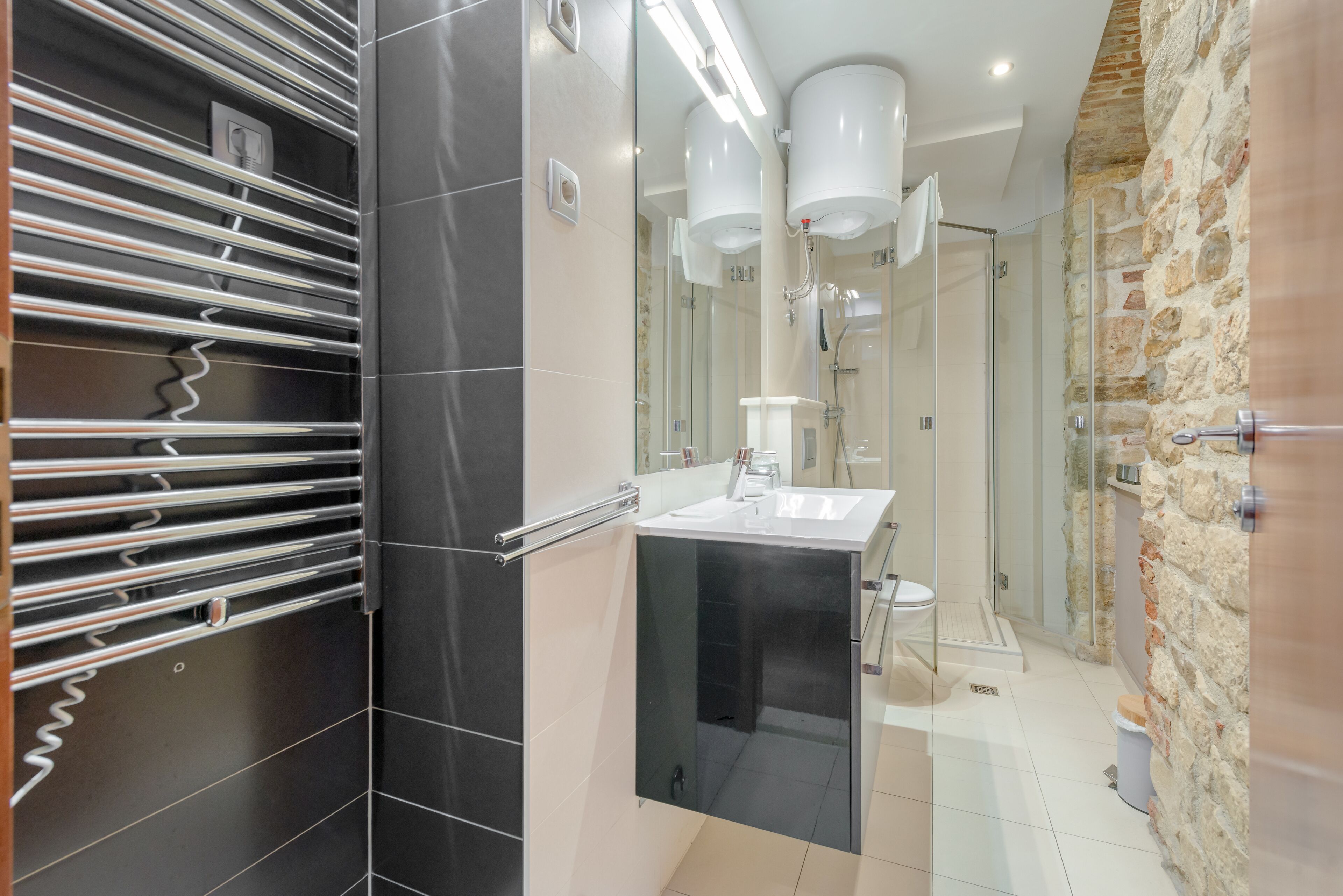 deluxe room, city view | bathroom | eco-friendly toiletries, hair dryer, slippers, towels