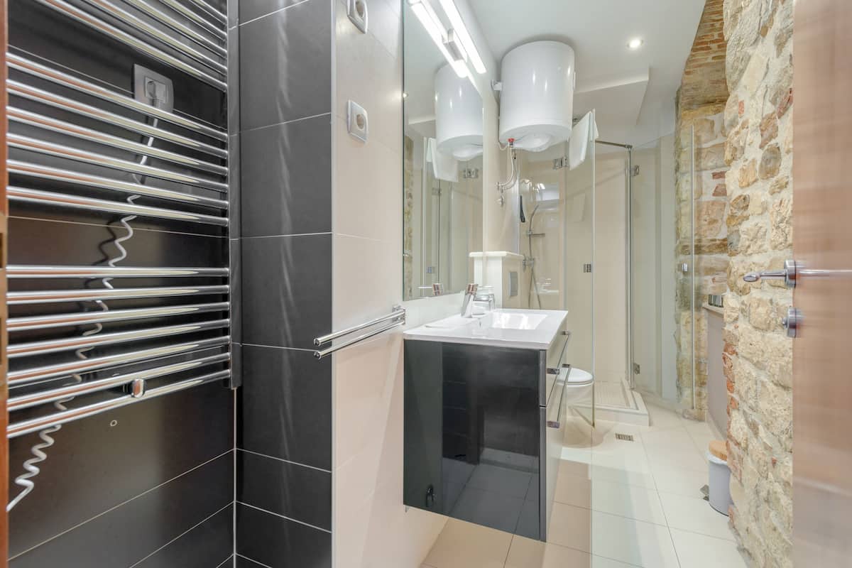 deluxe room, city view | bathroom | eco-friendly toiletries, hair dryer, slippers, towels