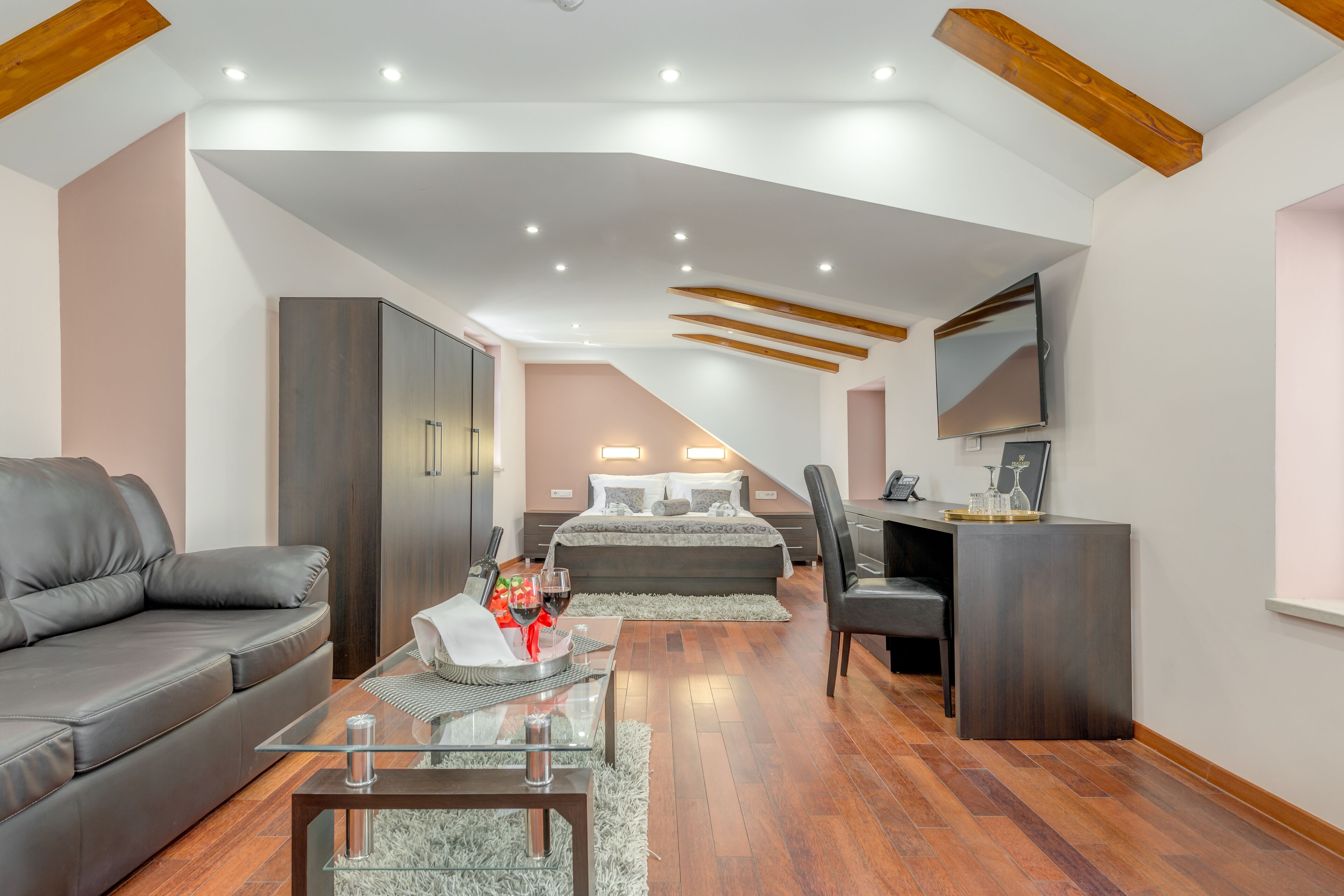 deluxe room, city view | living area | flat-screen tv