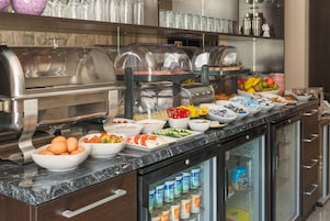 Se ofrece un desayuno bufé todos los días (por un coste adicional)