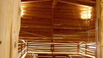 Un intérieur en bois, avec des bancs et un plafond en pente.