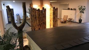 Ropa de cama hipoalergénica, camas con pillow-top y minibar