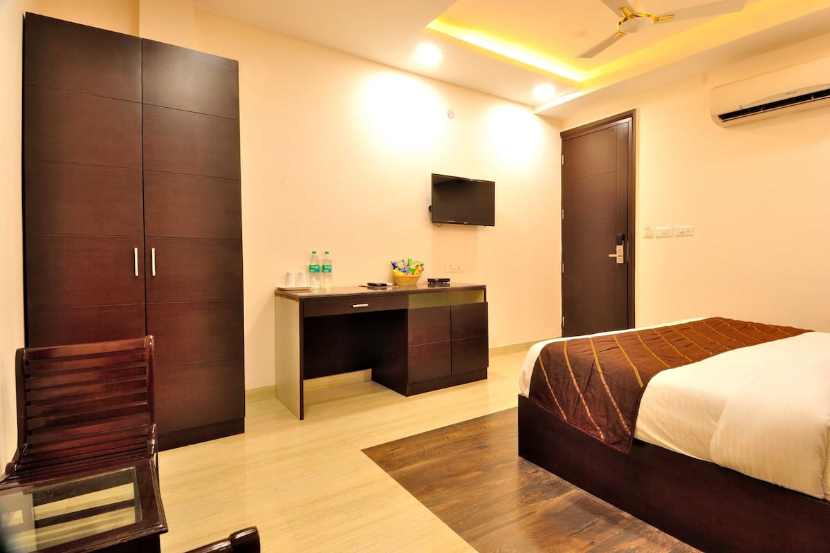 Premium Room (Free Airport / Train Station Pick Up) | Premium bedding, minibar, desk, soundproofing