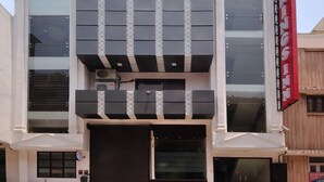 Front of property - Hotel Kings Inn (New Delhi)