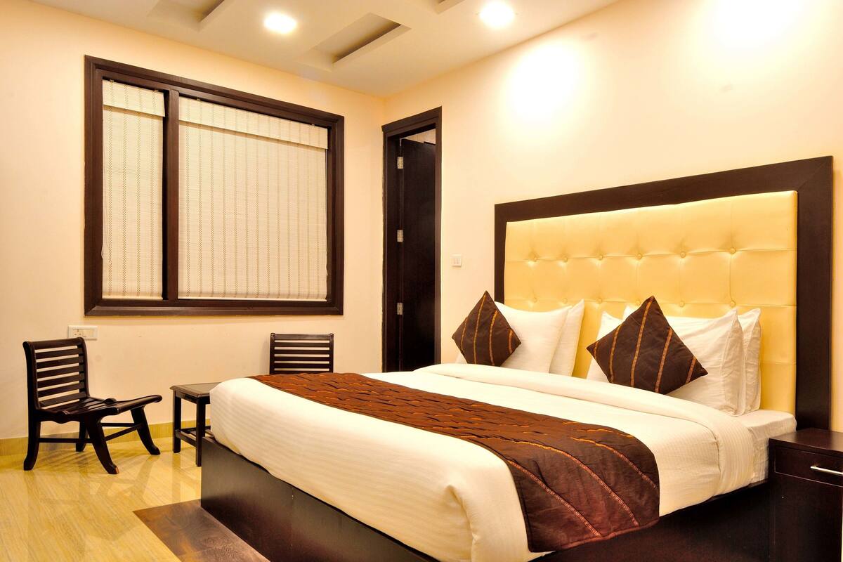 Premium bedding, minibar, desk, soundproofing