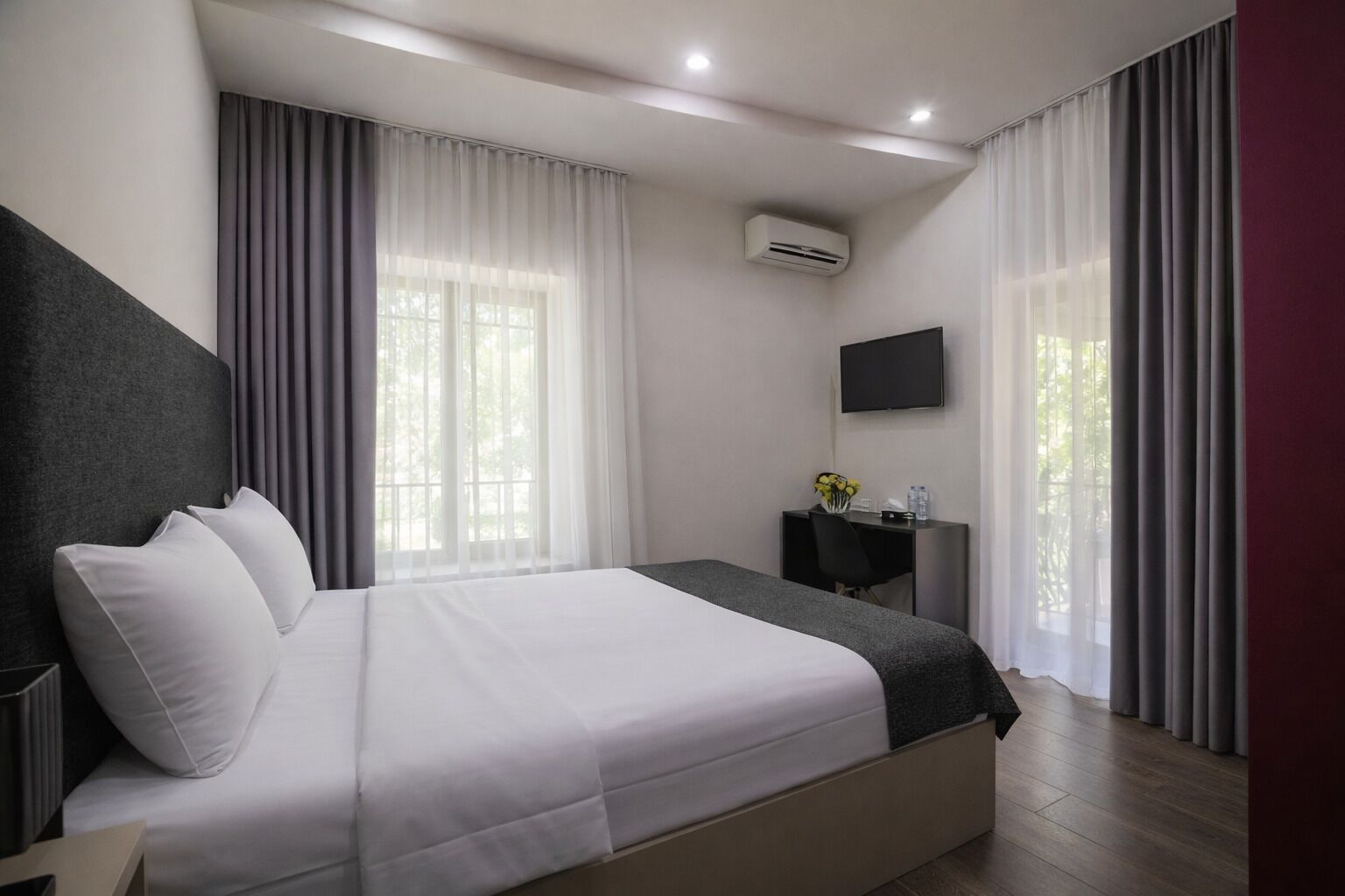 Kahden hengen comfort-huone, parveke | Tallelokero huoneessa, äänieristys, silitysrauta/-lauta, ilmainen Wi-Fi