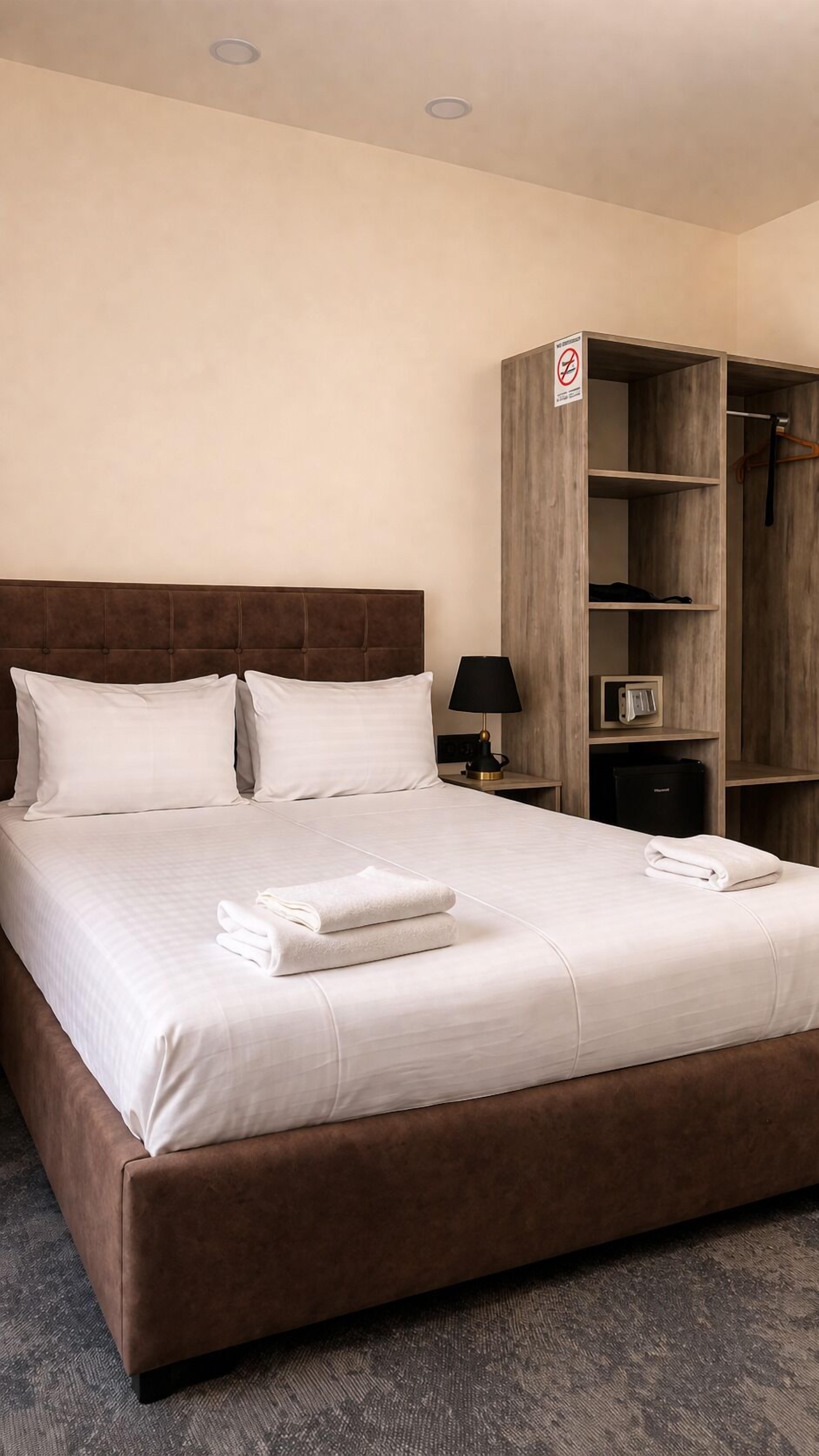 Comfort Double Room | In-room safe, soundproofing, iron/ironing board, free WiFi