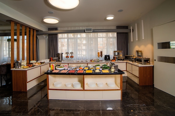 Desayuno buffet (AMD 5000 por persona)