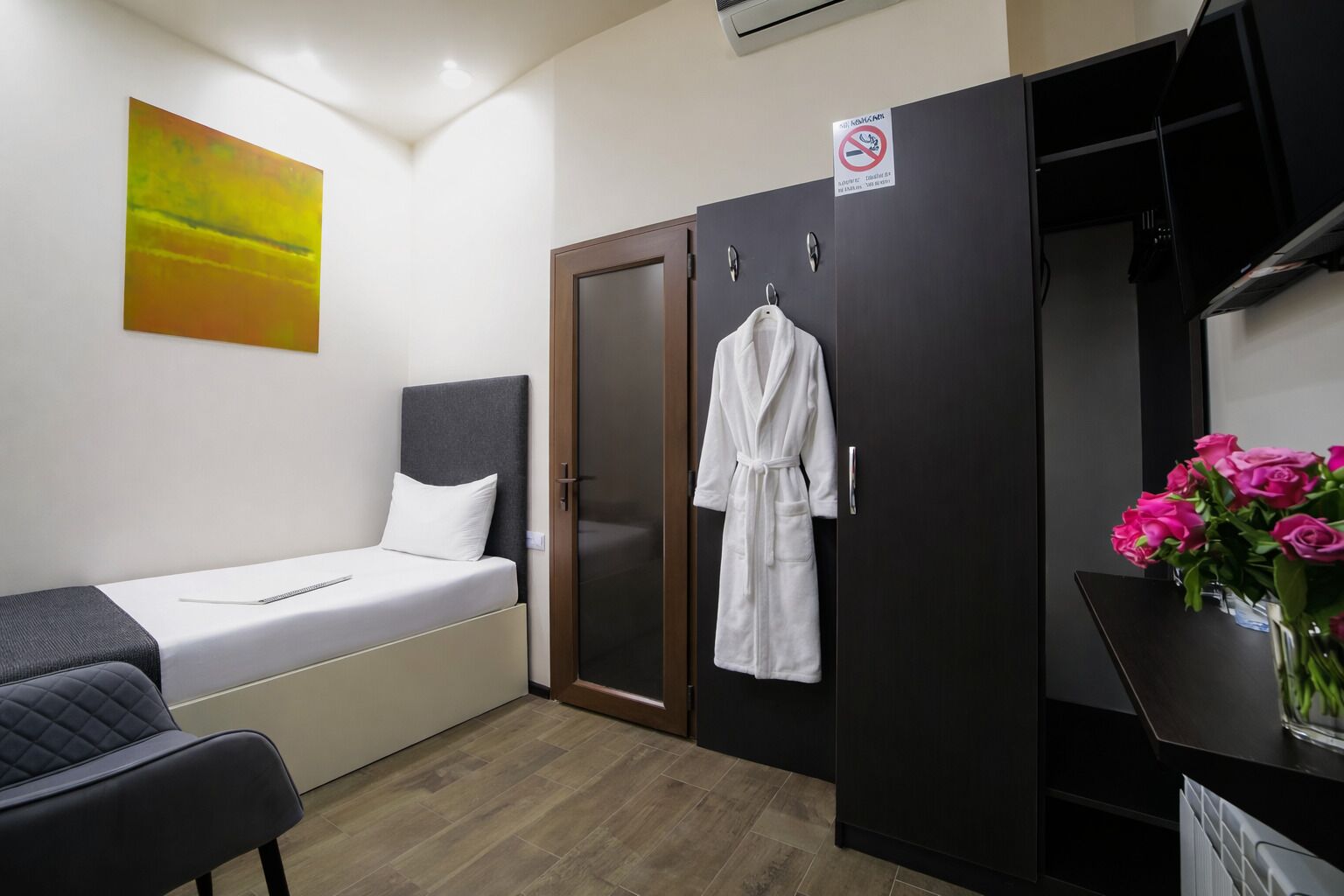 Economy Single Room, No Windows | In-room safe, soundproofing, iron/ironing board, free WiFi