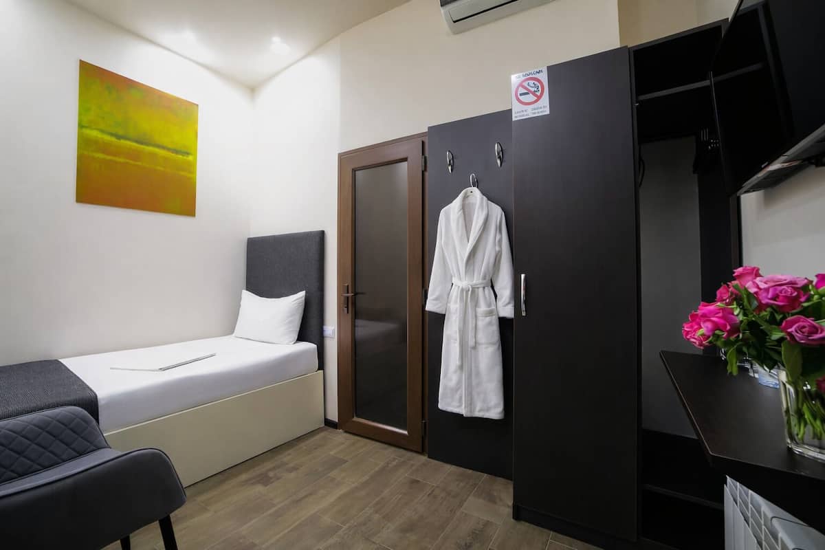 Economy Single Room, No Windows | In-room safe, soundproofing, iron/ironing board, free WiFi
