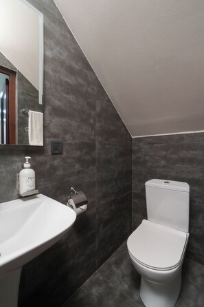Habitación individual Confort | Baño | Regadera, amenidades de baño de diseñador, secadora de cabello 