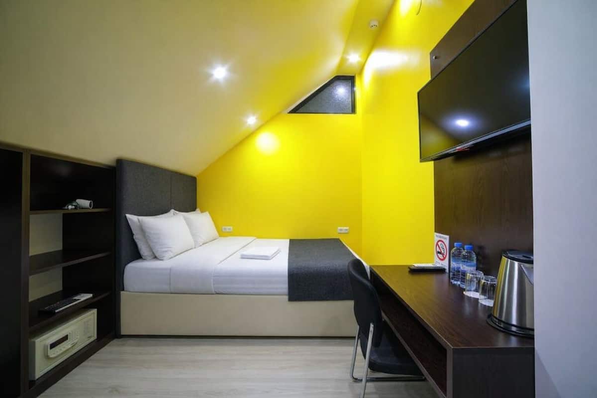 Comfort Single Room | In-room safe, soundproofing, iron/ironing board, free WiFi