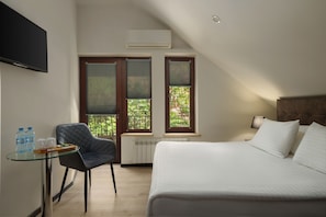 Comfort tweepersoonskamer, balkon | Luxe beddengoed, een kluis op de kamer, verduisterende gordijnen