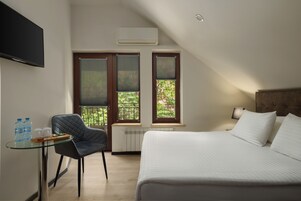 Ropa de cama de alta calidad y caja de seguridad en la habitación 