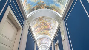 A corridor with a high ceiling and a fresco mural. - Corso Boutique Luxury Rooms (Rome)