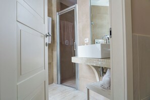 Suite Exécutive, 1 très grand lit, baignoire à jets | Salle de bain | Baignoire à jets, douche à « effet pluie »