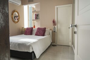 Egyptian cotton sheets, premium bedding, memory-foam beds, minibar - Corso Boutique Luxury Rooms (Rome)