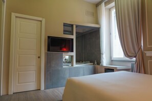 Suite junior, 1 cama de matrimonio grande, bañera de hidromasaje | Baño | Bañera de hidromasaje y cabezal de ducha tipo lluvia