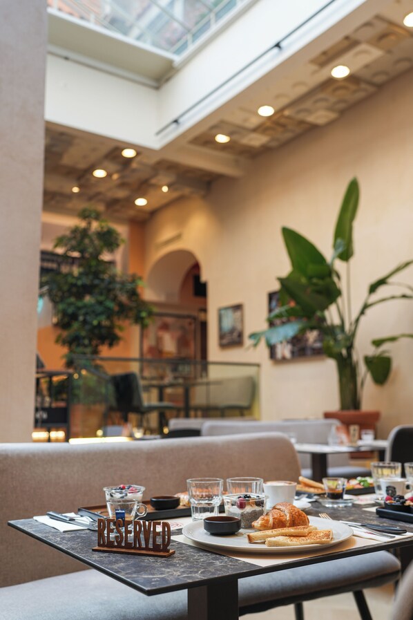 Petit déjeuner continental (25 EUR par personne)