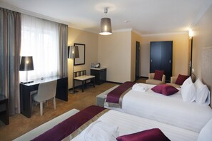 普通雙床房 | Select Comfort 床墊、客房內保險箱、書桌、遮光布/窗簾