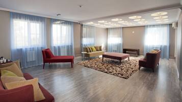 Apartemen, 1 kamar tidur | Area keluarga | Televisi layar datar 42-inci dengan saluran TV digital dan TV