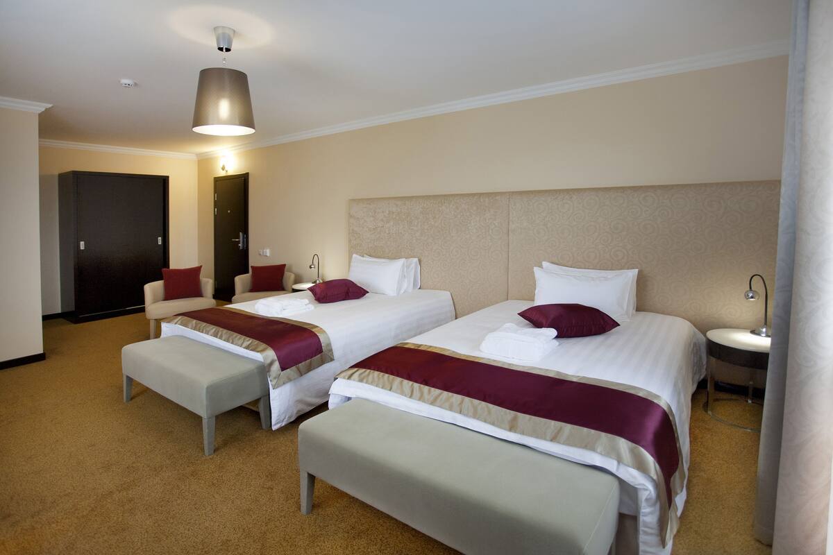Junior Twin kamer | 1 slaapkamer, Select Comfort-bedden, een kluis op de kamer, een bureau