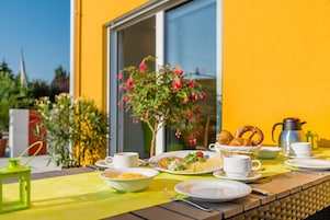 Se ofrece un desayuno bufé todos los días (por un coste adicional)