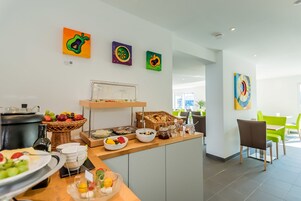 Desayuno buffet diario (EUR 11 por persona)
