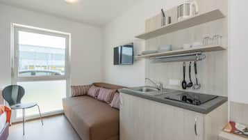 Studio, Kitchenette | Private kitchenette