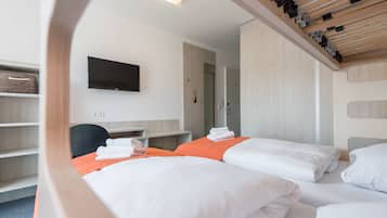 Chambre avec lits jumeaux (with bunkbed) | Bureau, rideaux occultants, Wi-Fi gratuit, draps fournis