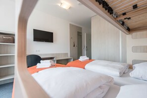 Twin Room with bunkbed | Desk, blackout drapes, free WiFi, bed sheets - Motel Einstein Erding (Erding)