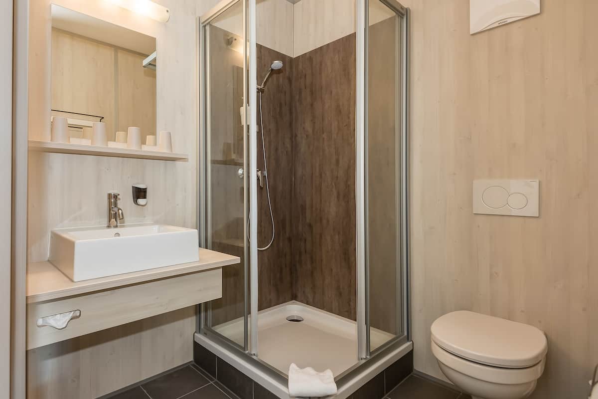 Schreibtisch, VerdunkelungsvorhÀnge, kostenloses WLAN, BettwÀsche