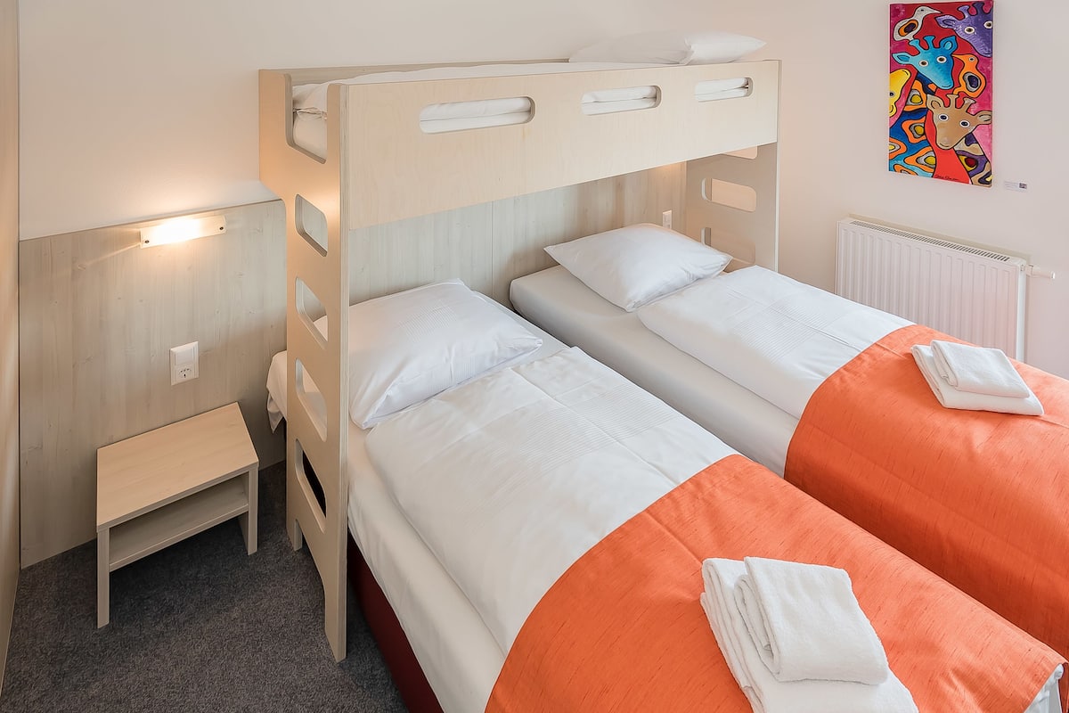 Zweibettzimmer mit Hochbett | Schreibtisch, VerdunkelungsvorhÀnge, kostenloses WLAN, BettwÀsche