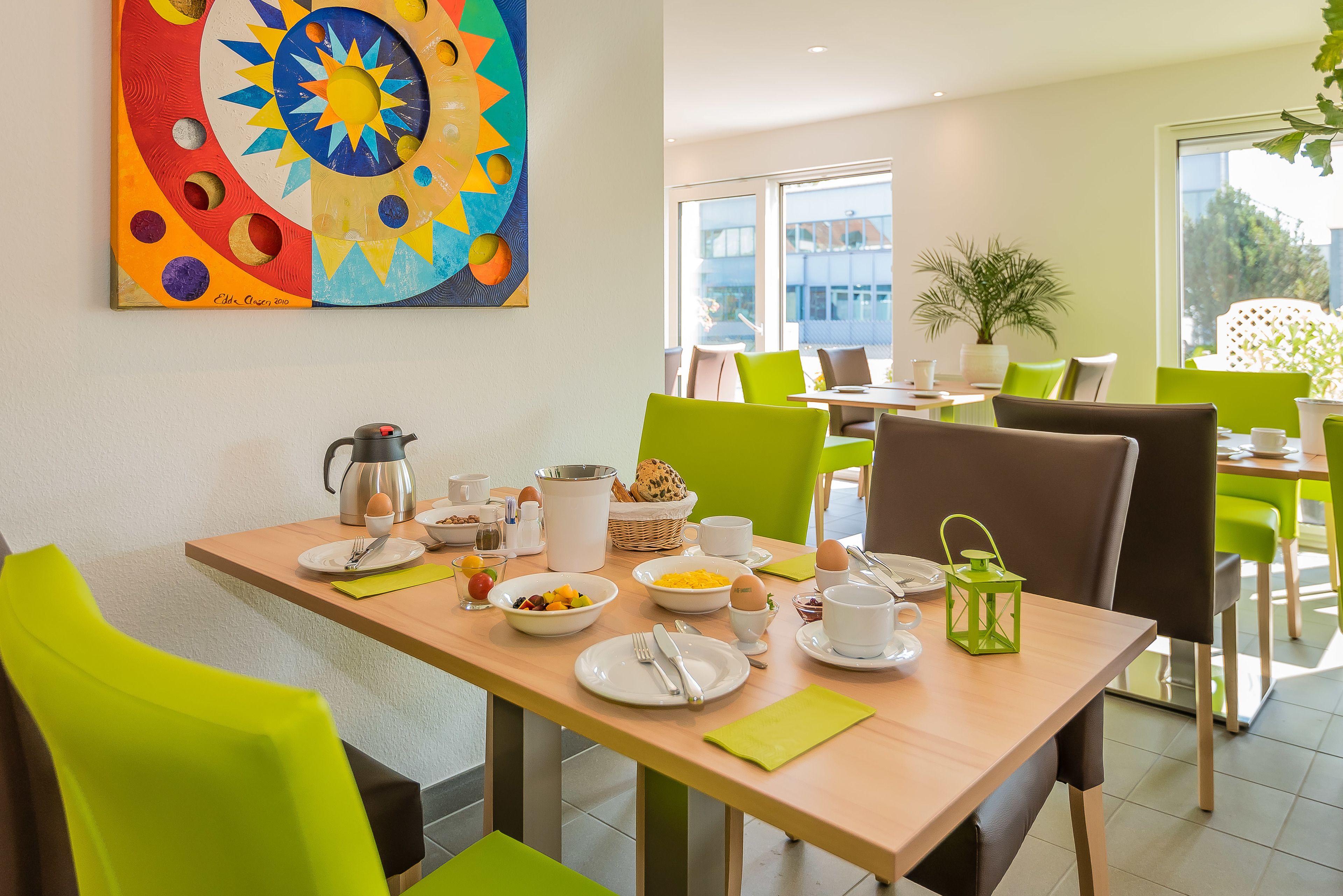 Tägliches Frühstücksbuffet (11 EUR pro Person)